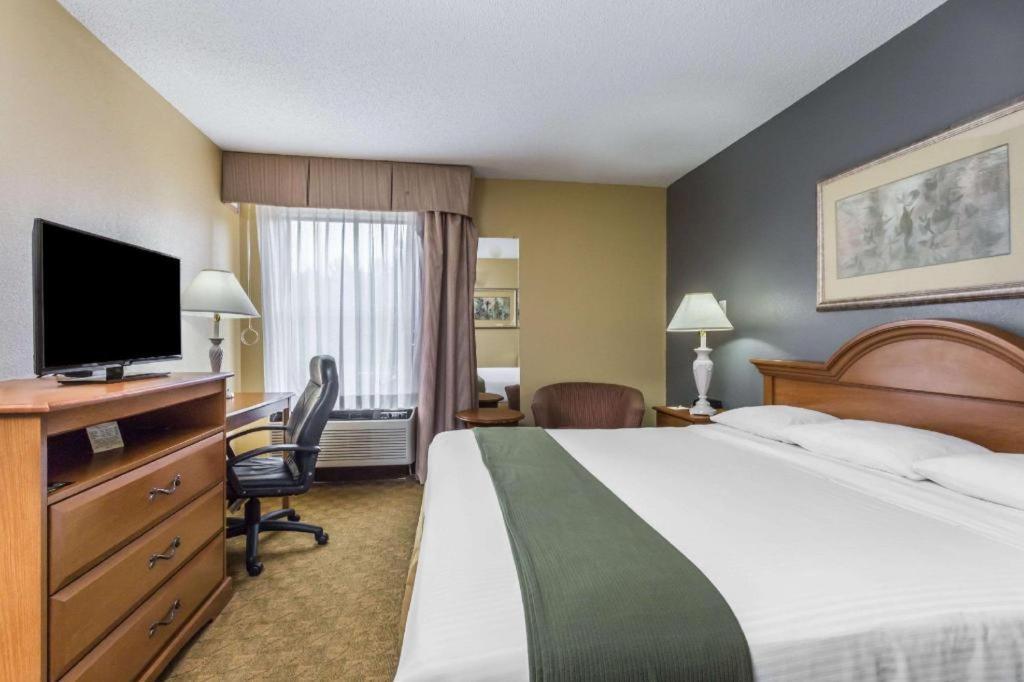 Days Inn By Wyndham Selma Exterior photo